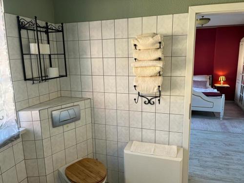 德兰斯克cafesahne u Pension的浴室配有卫生间和墙上的毛巾。