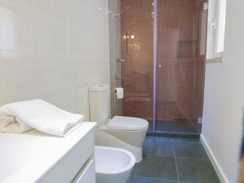 里斯本瞭望里斯本公寓的白色的浴室设有卫生间和淋浴。