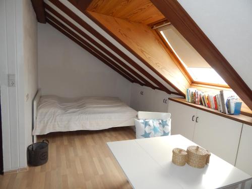 杜塞尔多夫Casa Libra的小房间设有床和窗户