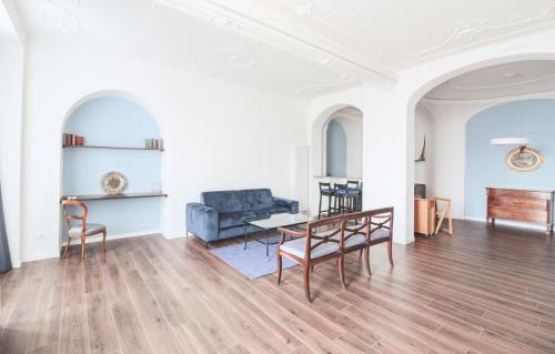 梅纳焦Casa Andrea的客厅配有桌椅和沙发