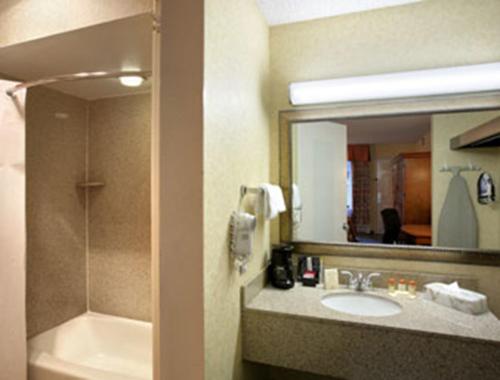 克拉马斯福尔斯克拉马斯福尔斯戴斯酒店的一间带水槽、浴缸和镜子的浴室