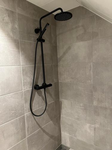 波多Ny og moderne 2-roms leilighet的浴室内配有淋浴和头顶淋浴