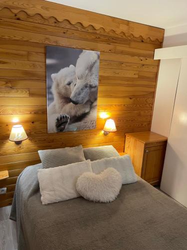 圣费朗索瓦-隆尚Appartement lumineux aux pieds des pistes的一间卧室,配有一张带两只北极熊照片的床
