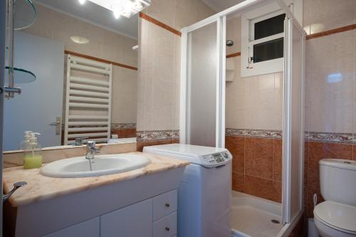 托里代巴拉AT065 Boabi的一间带水槽和洗衣机的浴室