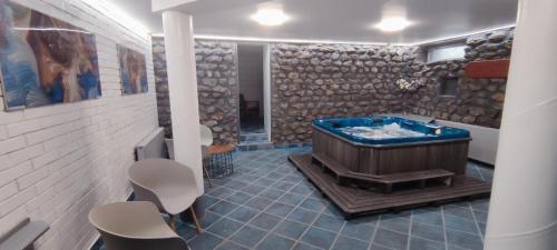 锡尔沃斯瓦里德Natura Panzió Szilvásvárad的一间客房内的蓝色浴缸浴室