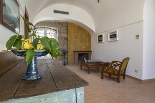 索伦托Villa Puolo - With Private Sea Access的客厅里桌子上的香蕉花瓶