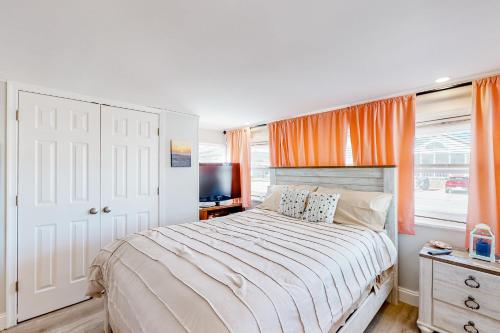 大洋城Montego Bay - Atlantic 13300的一间卧室配有一张带橙色窗帘的大床