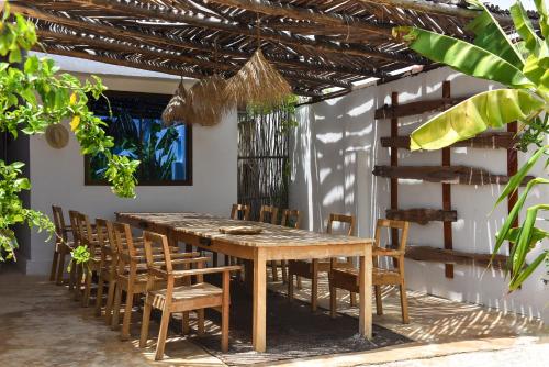 帕杰Dar Mar Hostel & Coworking的一间带木桌和椅子的用餐室