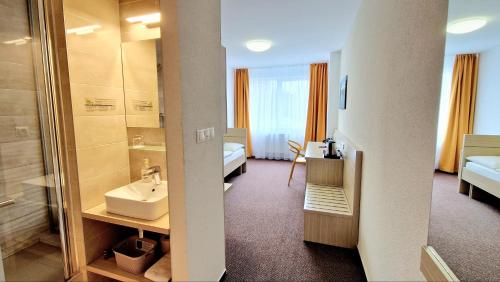 瓦赫河畔杜布尼察Hotel Kristína的一间带水槽和镜子的浴室