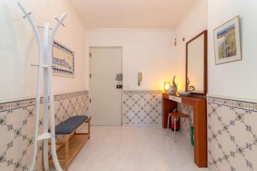 费拉古多Beco Da Hortinha的客房设有水槽、镜子和椅子