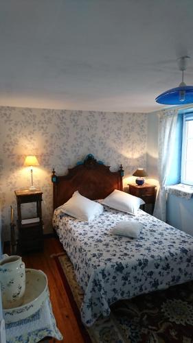 滨海伊西尼La maison d'Apolline的一间卧室配有一张带蓝色和白色床单的床。
