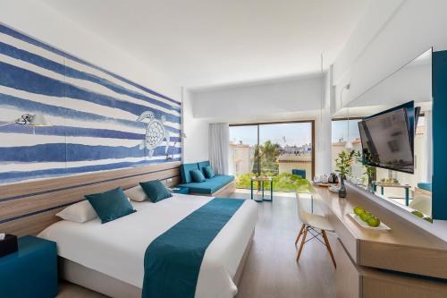普罗塔拉斯水晶温泉海滩酒店的酒店客房设有一张大床和一台电视。