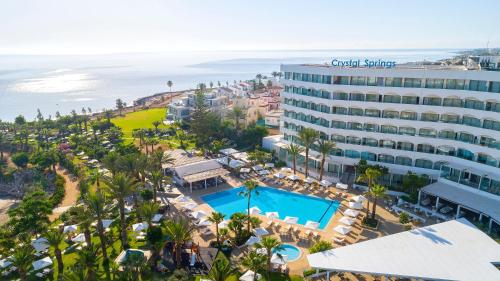 普罗塔拉斯水晶温泉海滩酒店的享有酒店和海滩的空中景致