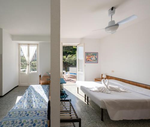 佐阿利佐亚格里酒店的一间卧室设有两张床和窗户。