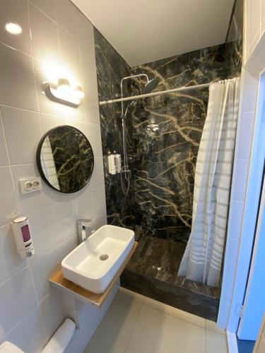 比什凯克Eva At Home - Bishkek的一间带水槽和镜子的浴室