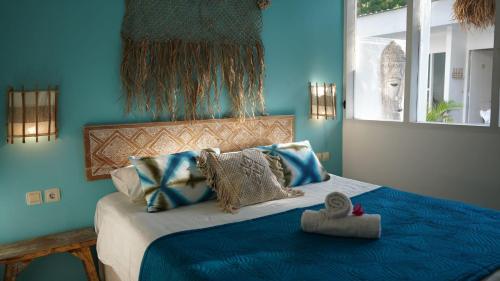 吉利特拉旺安The White Bay的蓝色卧室,配有蓝色墙壁的床