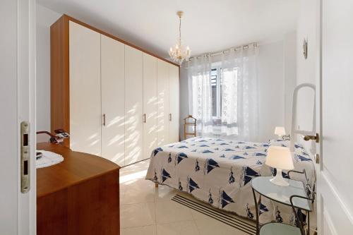 斯波托尔诺Attico Cielo e mare的一间卧室配有一张床、一张桌子和一个水槽