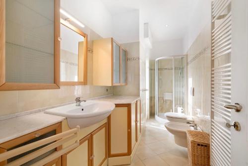 斯波托尔诺Attico Cielo e mare的浴室设有2个水槽和2个卫生间