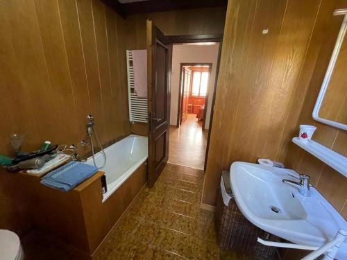 福尔加里亚Santi’s Apartment的带浴缸、盥洗盆和卫生间的浴室