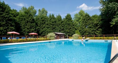 勒图凯-巴黎普拉日庄园酒店的一个人站在游泳池里