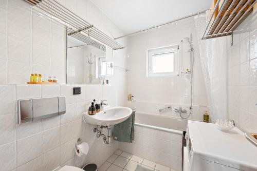 莱茵河畔路德维希港Minty Lounge的白色的浴室设有水槽和卫生间。