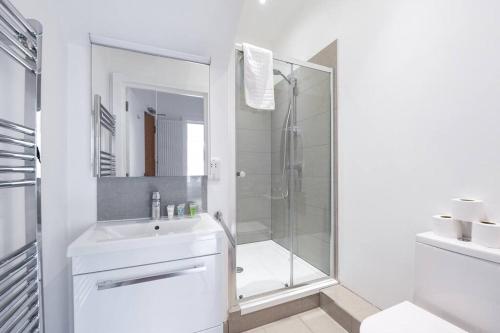 伦敦Trendy East London Flat BRO1的带淋浴和盥洗盆的白色浴室