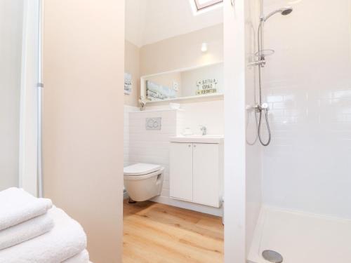 莫珀斯Canny Cottage的带淋浴和卫生间的白色浴室