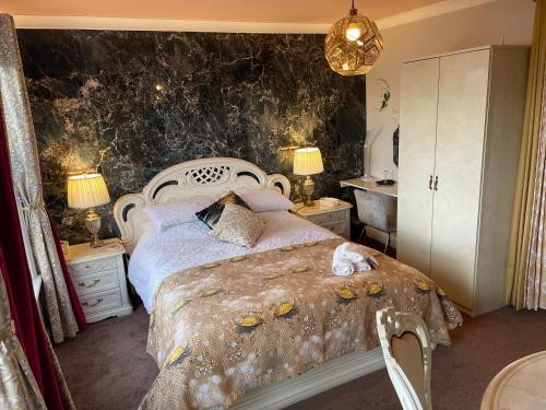 伊斯特布恩"The Italian" Seafront Apartment的一间卧室设有一张大床和两个床头柜