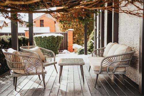 阿尼克什奇艾Upės apartamentai I su terasa ir baseinu的庭院里摆放着一组椅子和一张桌子