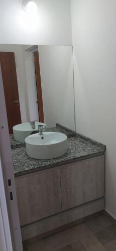 圣罗莎卡拉穆奇塔县Cabañas Madre Sierra的浴室的柜台设有水槽和镜子
