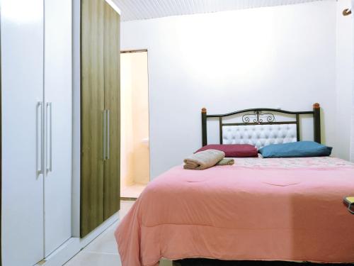 里奥格兰德Casa Excelente Localização!的一间卧室配有带橙色床单和枕头的床。