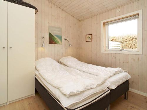 GrevingeTwo-Bedroom Holiday home in Stege 5的窗户客房内的一张床位
