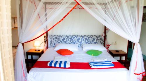 卡卢特勒FEEL Beach Villa的一间卧室配有一张带天蓬的白色床