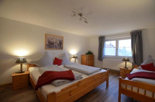 莱希布鲁克"Beim Brugger"的一间卧室设有一张大床和一个窗户。