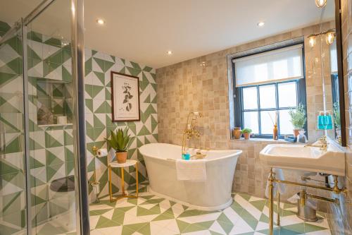 赫特福德索尔兹伯里纹章酒店的带浴缸和盥洗盆的浴室