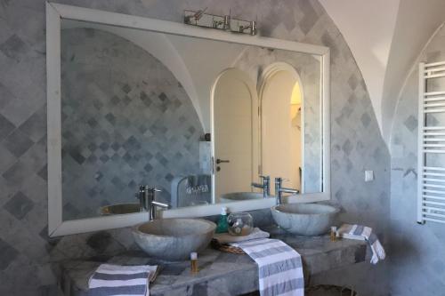 斯法克斯Villa Naïa Domaine Béluga Bounouma kerkennah的一间带两个盥洗盆和大镜子的浴室