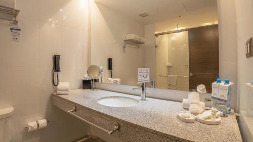 阿雷基帕Sonesta Hotel Arequipa的一间带水槽和镜子的浴室