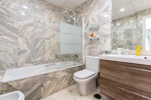 福恩吉罗拉Doña Sofía的浴室配有白色卫生间、浴缸和水槽。