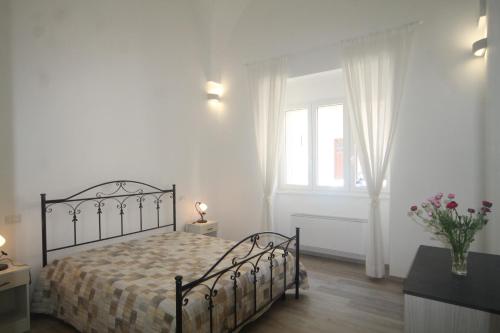 拉卡莱A Casa ta Nonna Anna的白色的卧室设有床和窗户