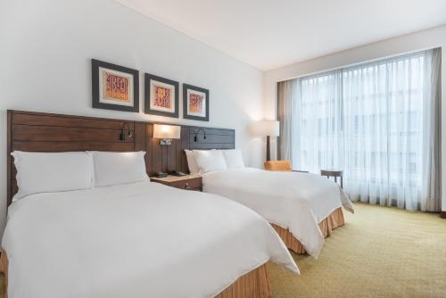 波哥大波哥大万豪酒店的酒店客房设有两张床和窗户。