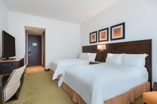 波哥大波哥大万豪酒店的酒店客房设有两张床和一台平面电视。