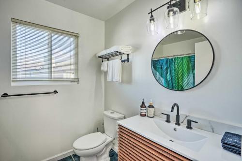 瓦列霍Bay Area Home Rental Near Six Flags and Napa Valley!的一间带卫生间、水槽和镜子的浴室