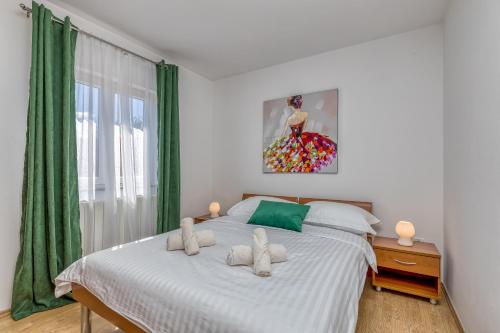 罗维尼Casa Polari的一间卧室配有一张带绿色窗帘的床和窗户。