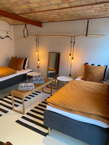 SundstrupPorshus Ferielejlighed的一间卧室配有两张床和一张桌子
