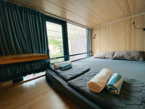 胡志明市Laca Hostel的一间卧室配有一张大床和毛巾