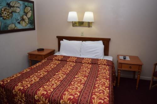 奥斯威戈奥斯威戈东骑士汽车旅馆的酒店客房,设有床铺和2个床头柜