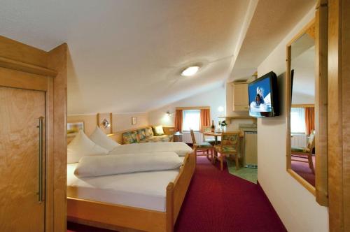 卡普尔米拉贝尔加尼公寓旅馆的酒店客房设有一张大床和一个厨房。
