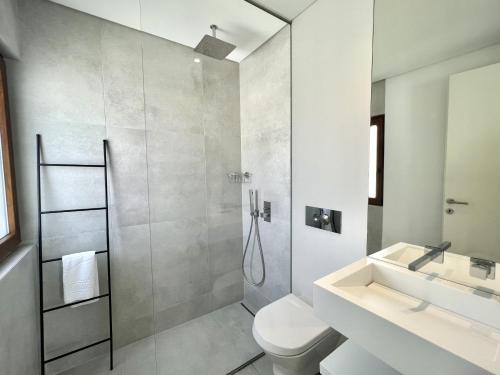 维拉摩拉Vila Ruby - Private Pool by HD PROPERTIES的带淋浴、卫生间和盥洗盆的浴室