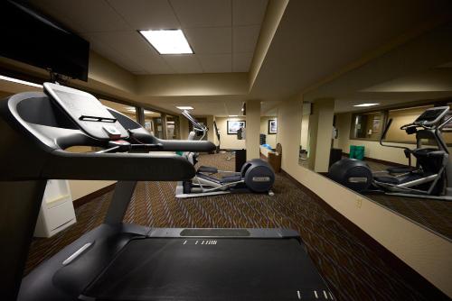 北亚当斯Hotel Downstreet的健身房设有心肺功能训练器材和跑步机