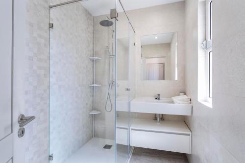 韦尔都勒博Villa Isabel的带淋浴和盥洗盆的浴室